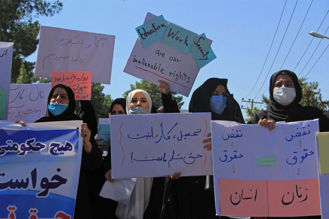 Afganas protestan en público contra restricciones