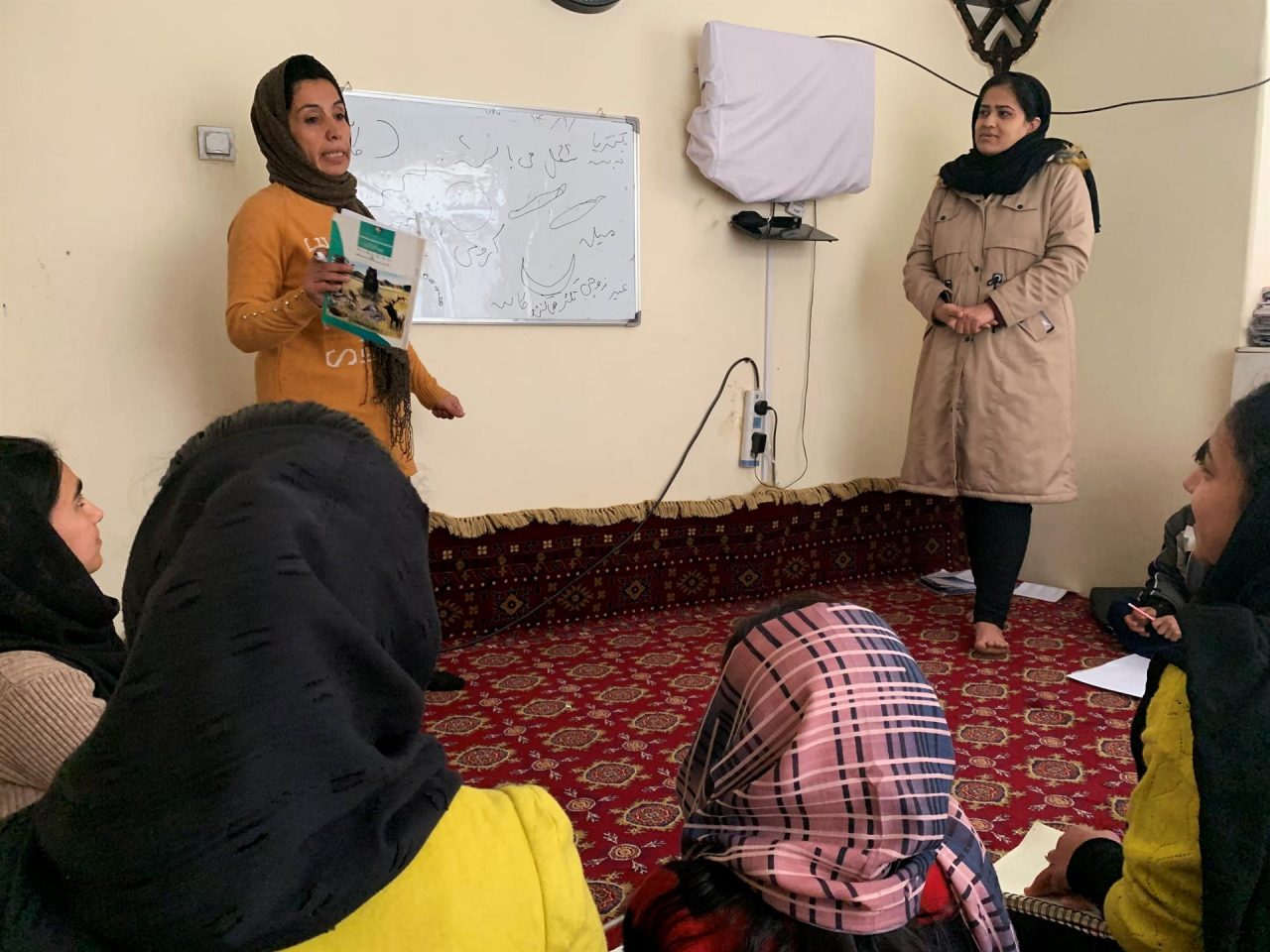 Niñas afganas reciben clases a escondidas