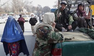 Talibanes prohíben a mujeres viajar solas en taxi