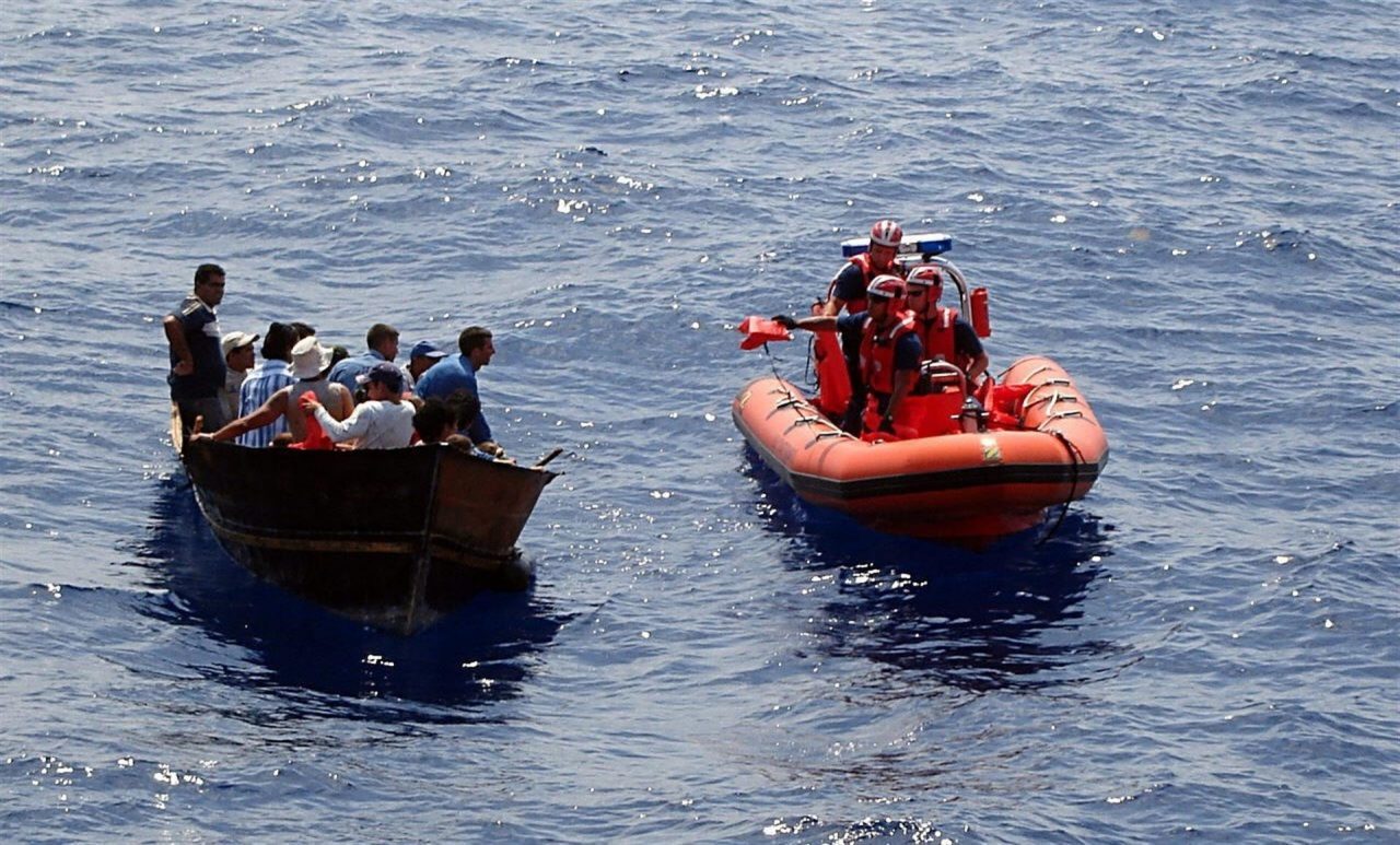 Los isleños usan cualquier vía para salir del país. En la foto, un grupo de balseros en tránsito hacia Florida es detenido por guardacostas de EE.UU.