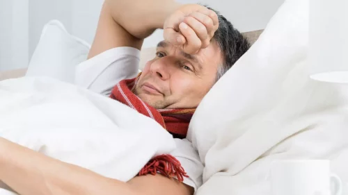 Sudar por la noche síntoma de contagio por Ómicron