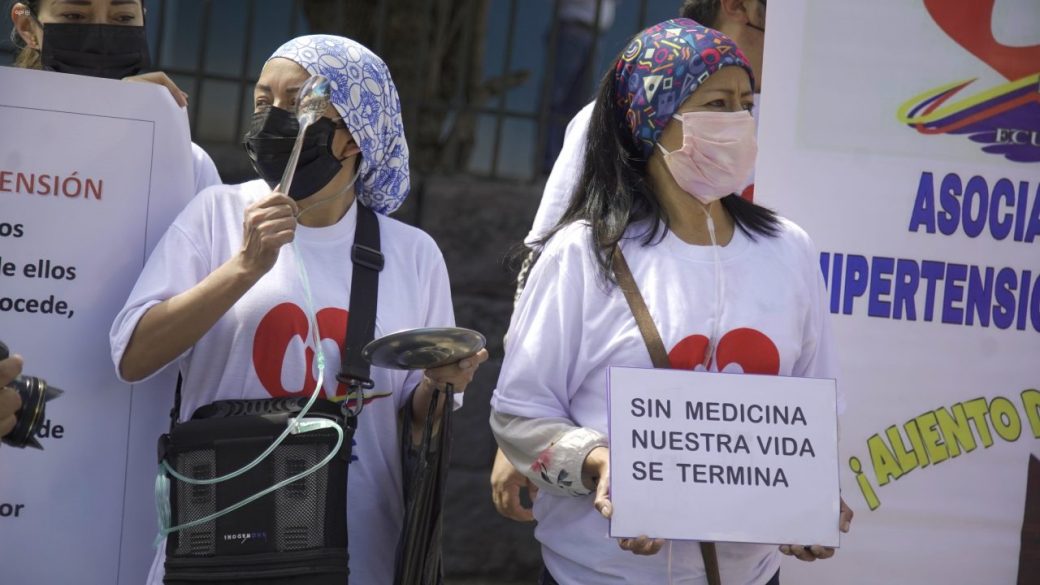 Archivo. Miembros del Observatorio de Lucha contra el Cáncer se manifiestan a las afueras del Hospital del IESS, en Quito.