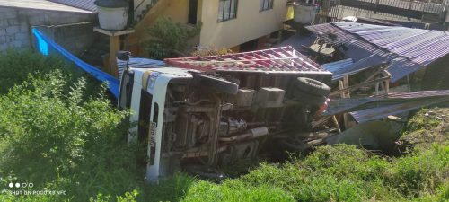 Camión se accidenta en la vía Ambato- Píllaro