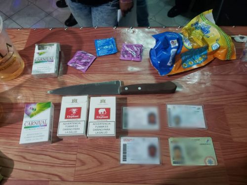 En el lugar se encontraron varios objetos y productos que fueron incautados por los gendarmes.