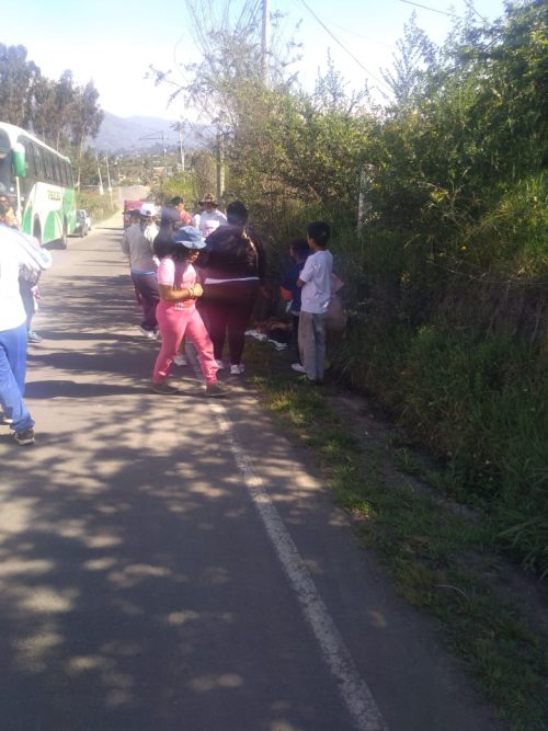 La niña fue auxiliada por personas de la localidad, a la vera del camino, yacía la perjudicada.