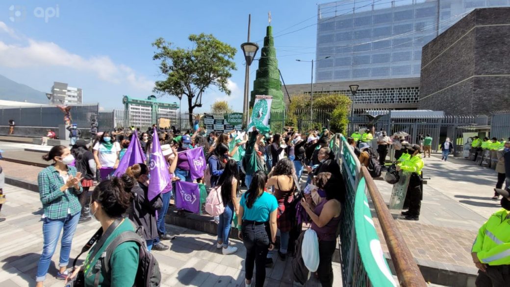 A los exteriores de la Asamblea Nacional llegaron ciudadanos a favor y en contra del aborto por violación.
