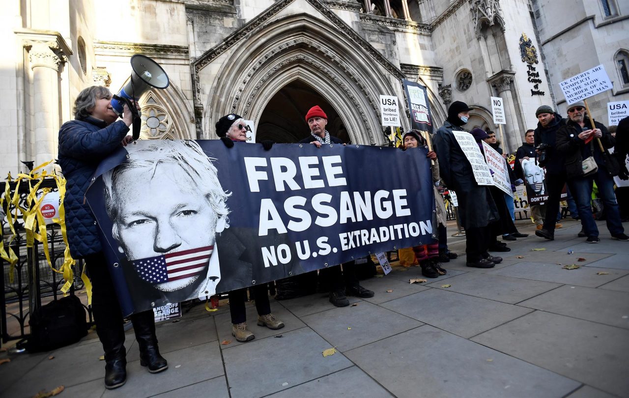 Los partidarios del fundador de Wikileaks, Julian Assange, se reúnen frente al Tribunal Superior en Londres, Gran Bretaña, el 10 de diciembre de 2021.