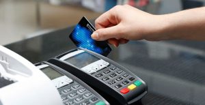 Consumos de gasolina con tarjetas de crédito y débito si pagan una comisión adicional