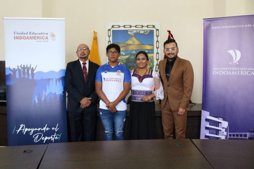 Pedro Toalombo junto a autoridades de Indoamérica y de la ciudad.