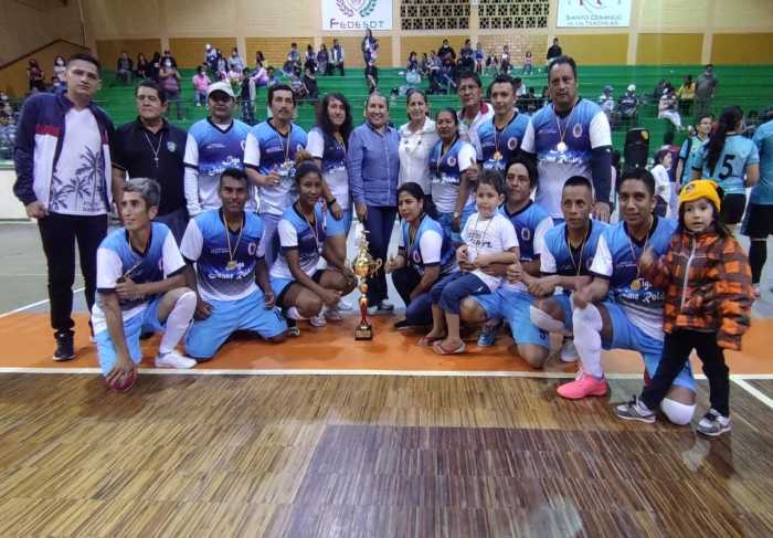 Campeones. Los monarcas recibieron medallas y el trofeo del primer lugar.