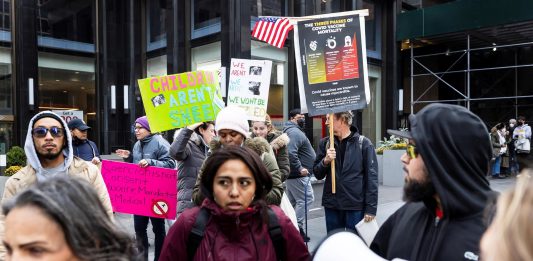 DECISIÓN. La gente participó de una protesta contra los mandatos de vacunación de Nueva York fuera de la sede de Pfizer.