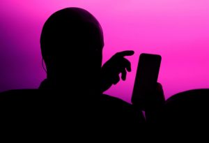 Un 30% de personas justifica espiar digitalmente a su pareja