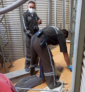 Hombre muere asfixiado en un silo de maíz