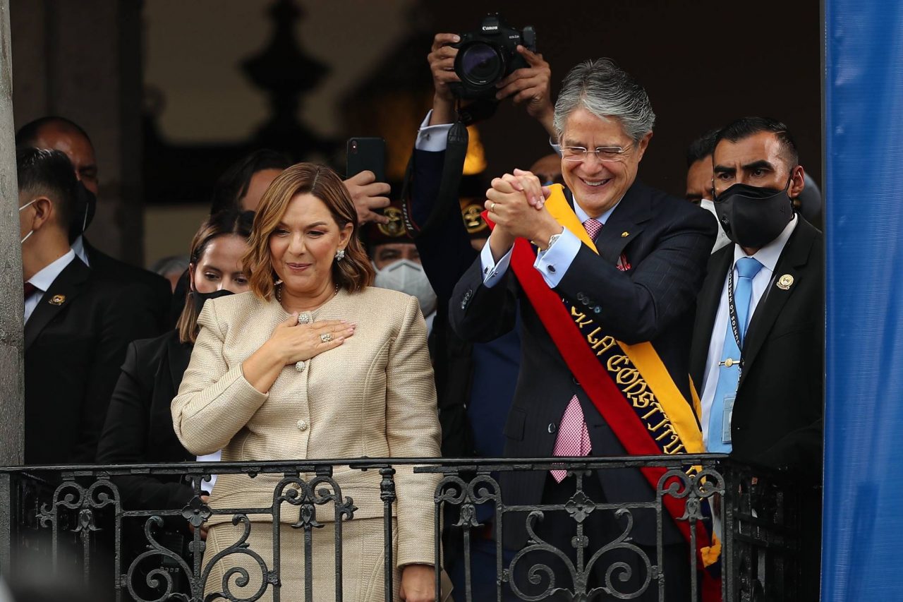 POSESIÓN. Guillermo Lasso, presidente, junto a su esposa, María de Lourdes Alcívar, en el primer saludo en el Palacio de Carondelet.
