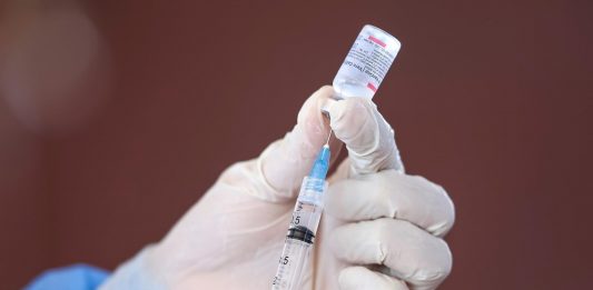 Italiano intentó vacunarse en brazo falso