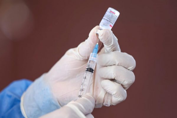 Italiano ofrece brazo de silicona para que lo vacunen