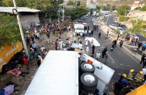 Más de 55 migrantes mueren en accidente