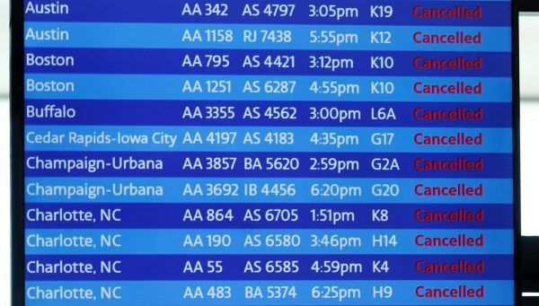 Imagen del panel de vuelos del aeropuerto O'Hare, en Chihcago, con múltiples cancelaciones.