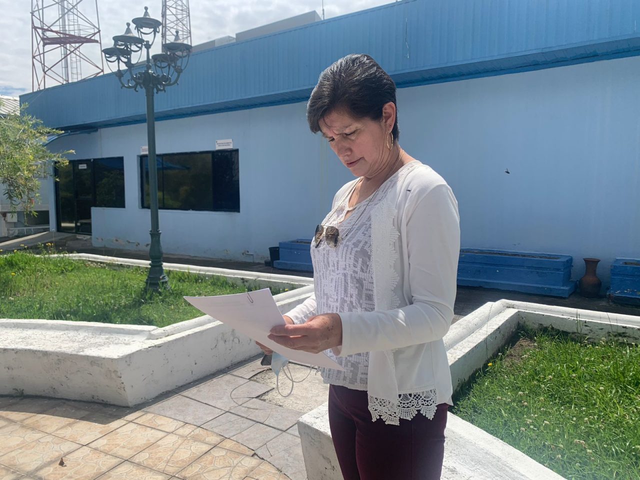 CASO. La teniente Patricia Santillán revisa el expediente de su juicio en los exteriores donde funcionaba la central de radio patrulla en Quito.