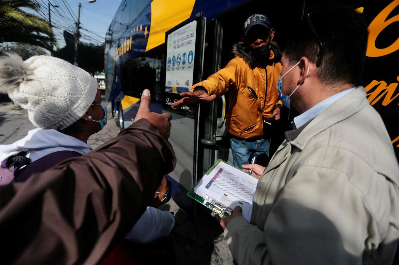 SITUACIÓN. Venezolanos se suben a un bus frente al consulado de su país en Quito, en el marco del plan ‘Vuelta a la Patria’.