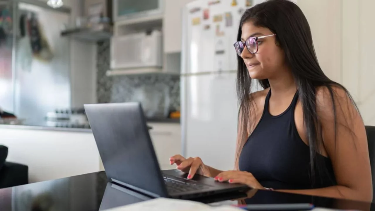 REALIDAD. El mercado laboral es exigente, pero poco rentable para los jóvenes.