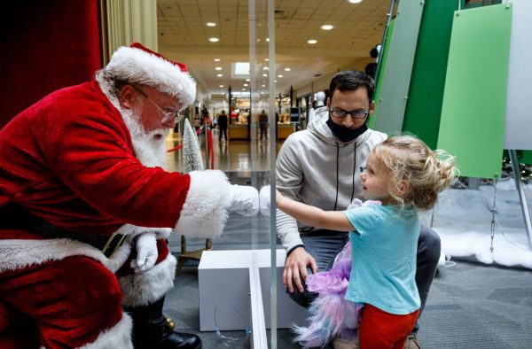 La visita de los niños a 'Santa' en los centros comerciales es una tradición en EE.UU.