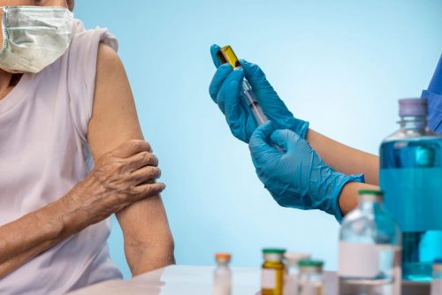 Vacuna de refuerzo se aplica  en 16 unidades operativas