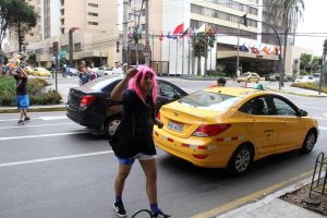 Multas a viudas y otras tradiciones por año nuevo, en Quito