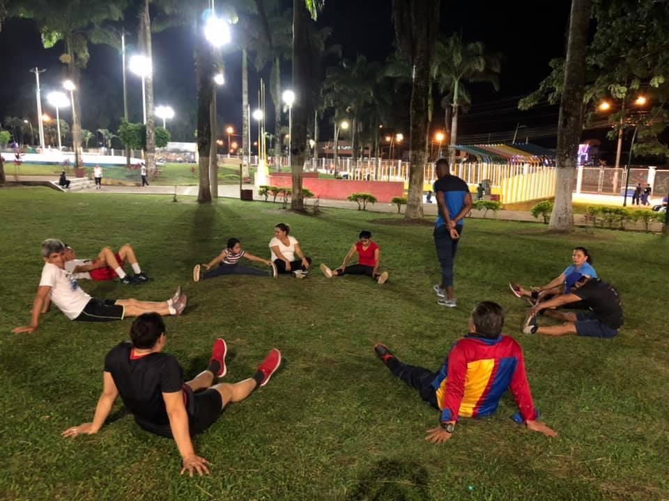 ENTRENAMIENTOS. Los atletas se reúnen en el parque de la Juventud para hacer rutinas.