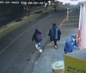 Delincuentes asaltan una farmacia en Ambato