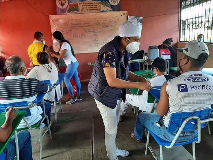 VACUNACIÓN. En Puerto Limón hubo afluencia de personas que se inmunizaron.