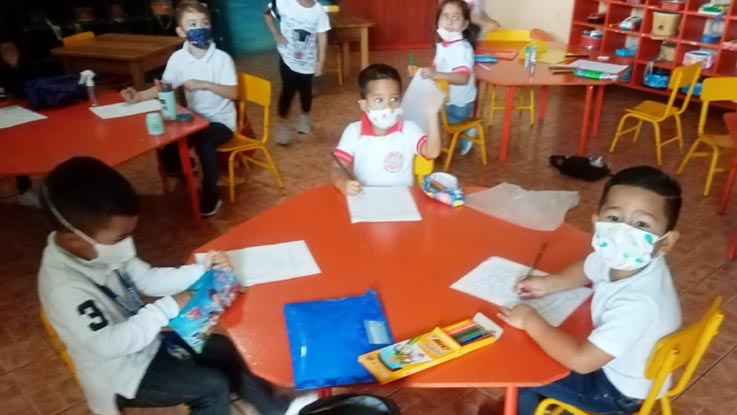EDUCACIÓN. Los estudiantes han regresado a clases semipresenciales en Manabí y Santo Domingo.  