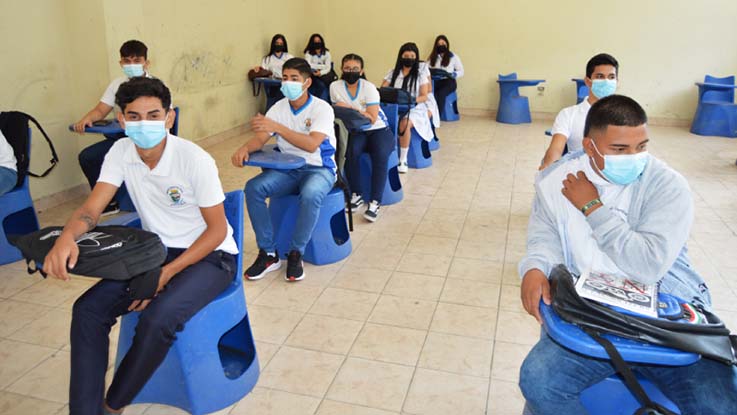 Inicia plan de vacunación para docentes y estudiantes