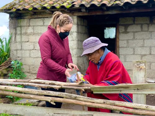 Las damas del voluntariado llegaron a diferentes zonas de Ambato con la compaña