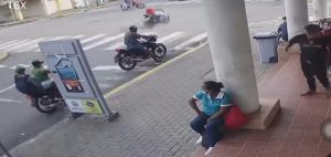 Delincuentes en motos atracan local comercial
