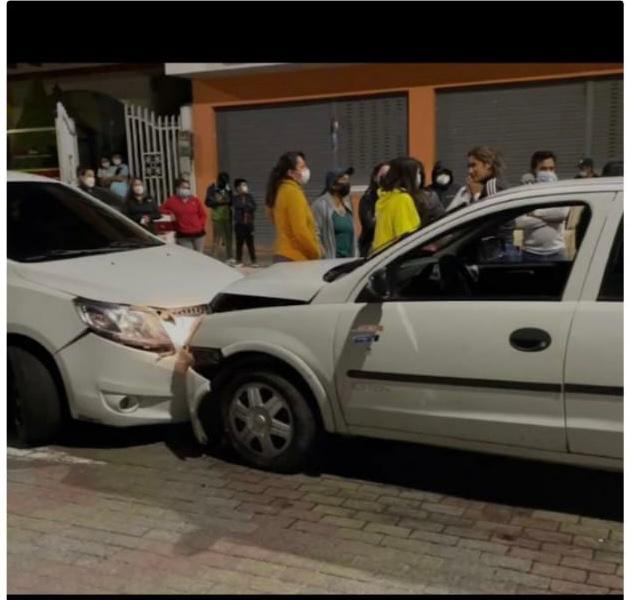 Una mujer se estrelló contra dos vehículos y se dio a la fuga en Patate.