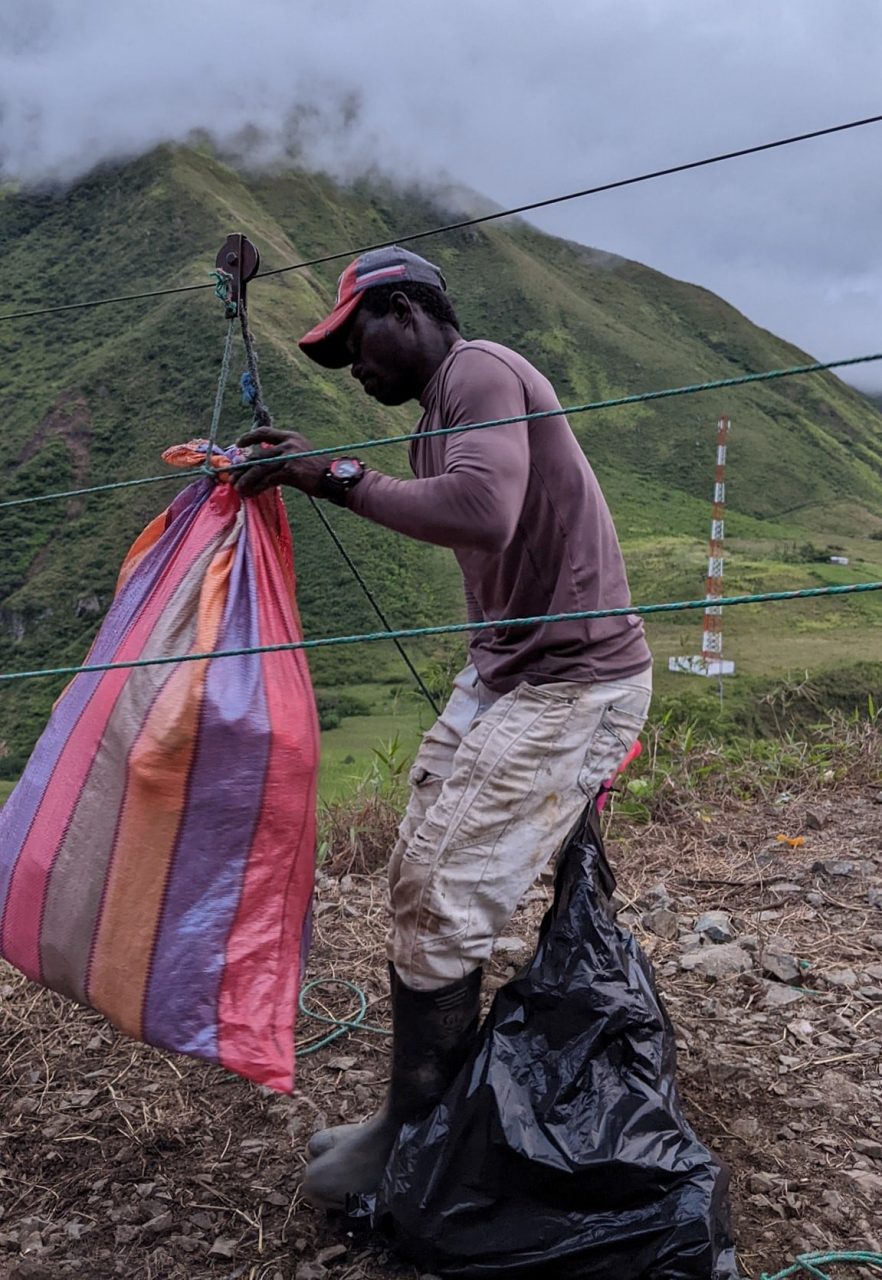 Trasbordo. Por encima de la tierra desprendida de la montaña, que destruyó la carretera hace 15 días, los viajeros se arriesgan a cruzar de un lado a otro. (Fotos: GAD La Carolina)