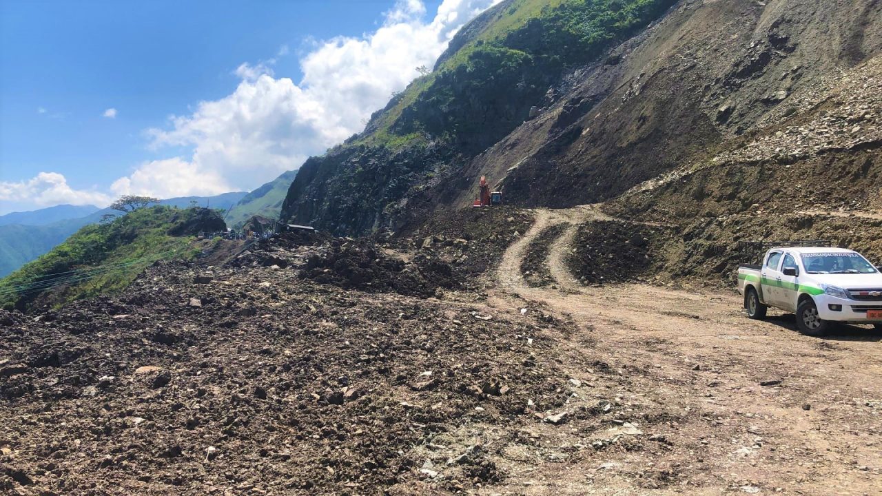 TRABAJOS. Comuneros de las zonas aledañas decidieron usar sus propios medios para abrir un carril en medio de los escombros caídos..