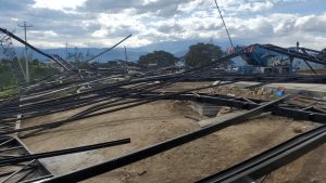 Tres muertos y cuatro heridos tras el colapso de una estructura metálica en Puembo