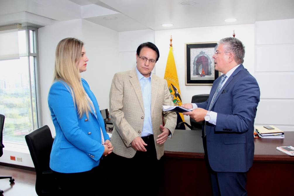 Villavicencio justifica viaje a Colombia para entregar informe sobre exportaciones ficticias
