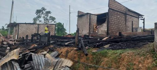 SOLIDARIDAD. Algunas autoridades han colaborado con material de construcción para levantar las casas quemadas.