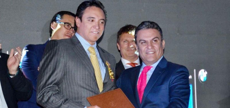 RECONOCIMIENTO. José Serrano condecoró a Jorge Chérrez luego del terremoto de 2016