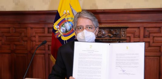 El presidente Guillermo Lasso firmó el decreto con el que crea el bono para desastres.