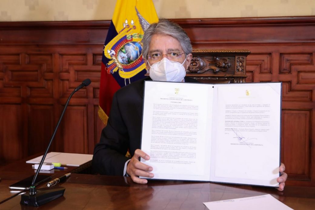 El presidente Guillermo Lasso firmó el decreto con el que crea el bono para desastres.