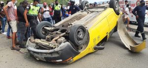 Taxista queda aplastado por su vehículo