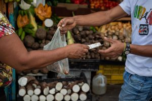 Fin de la hiperinflación no alivia la vida en Venezuela
