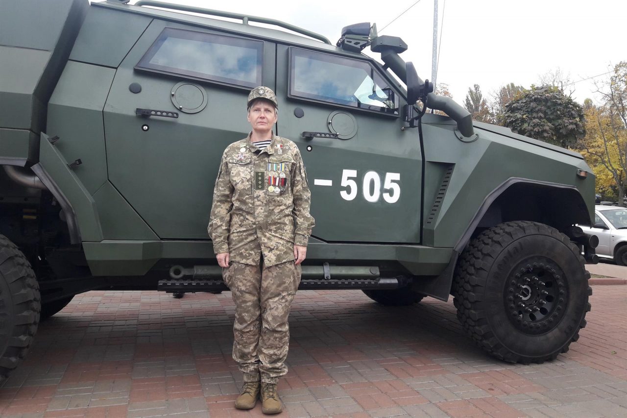 Iryna Yosypenko, cirujana de experiencia, es parte de las Unidades de Defensa Territorial para defender su ciudad en caso de una invasión rusa