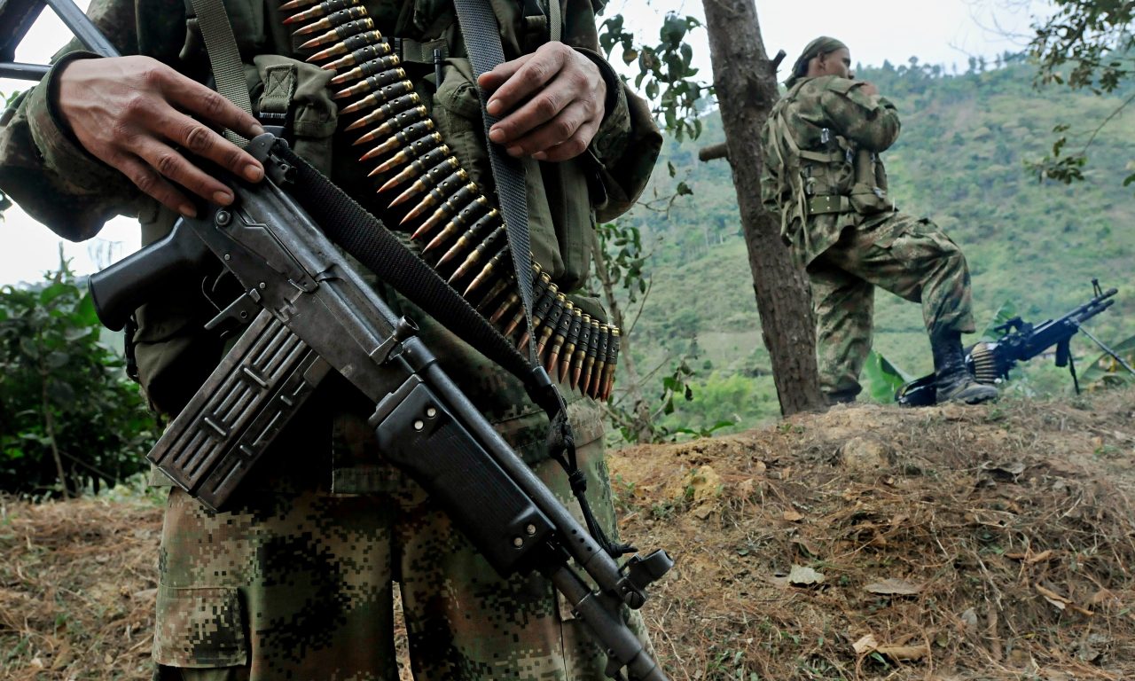 Ex FARC y ELN luchan por territorio y drogas