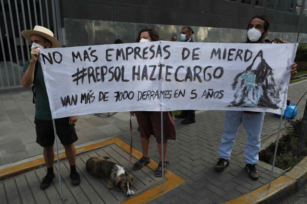 Protesta. Activistas se apostaron frente a las instalaciones de Repsol en Lima (Perú).