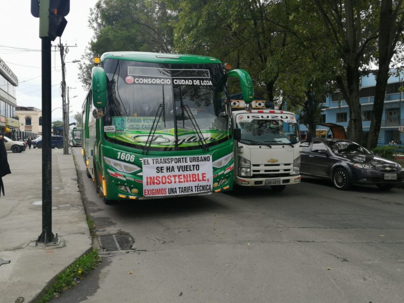 Buses con pancartas piden alza de tarifas